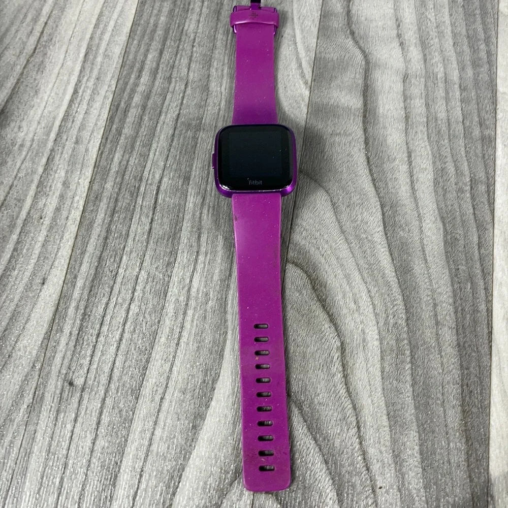 FITBIT VERSA LITE EDITION PURPLE CLASSIC BAND WITH PURPLE ALUMINUM CASE UNTESTED